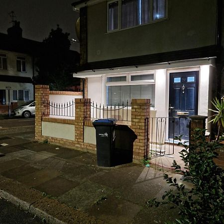 Stylish 2 Bed Home- Short Walk To Tottenham Stadium/Stations London Exterior photo